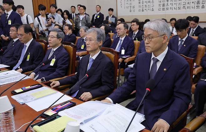 조희대 대법원장이 13일 서울 여의도 국회에서 열린 법제사법위원회의 대법원 등 국정감사에서 여야 의원들의 언쟁을 지켜보고 있다. /남강호 기자