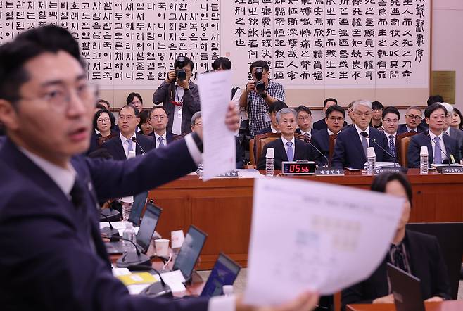 이재명 정부 첫 국정감사가 시작된 13일 서울 여의도 국회에서 열린 법제사법위원회 국정감사에 조희대 대법원장이 출석해 있다./연합뉴스