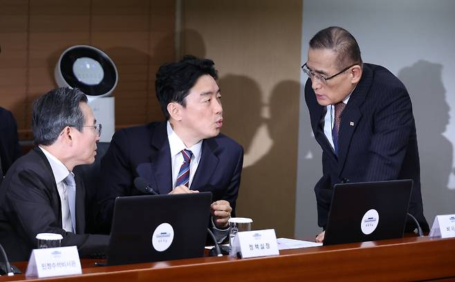 강훈식 대통령비서실장(가운데)과 위성락 국가안보실장(오른쪽), 김용범 정책실장이 13일 용산 대통령실에서 열린 수석보좌관회의에서 대화하고 있다. /연합뉴스