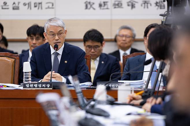 천대엽 법원행정처장이 13일 서울 여의도 국회에서 열린 법제사법위원회의 대법원 등에 대한 국정감사에서 의원 질의에 답하고 있다./뉴스1