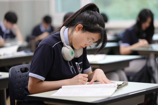 대학수학능력시험이 30여 일 앞으로 다가온 13일 세종 한솔고등학교에서 고3 학생이 공부에 몰두하고 있다. 김영태 기자