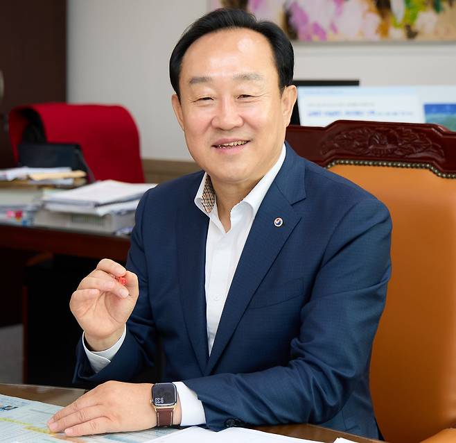 천영기 경남 통영시장이 최근 시청 집무실에서 동아일보와 한 인터뷰에서 “3대 특구와 해양레저관광도시 공모사업 선정, 세계일주 요트대회 기항지 유치 등으로 통영이 글로벌 휴양 관광 도시로 도약할 핵심 동력을 얻었다”고 강조했다. 통영시 제공