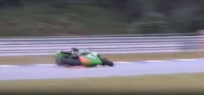 용인 F1 쇼런 행사에서 오토바이 2대가 연속으로 미끄러져 관중석을 덮치는 사고가 발생했다. 간이 펜스·워터베리어 등 안전장치 미비가 지적됐다. 사진=디시인사이드 F1(포뮬러 원) 갤러리 영상 갈무리