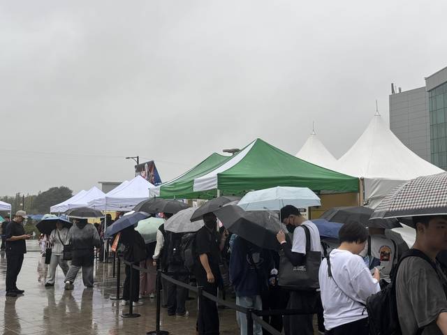 호요버스가 지난 9~12일 일산 킨텍스에서 연 '호요랜드' 행사 방문객들이 우산을 쓴 채 줄을 서서 입장을 기다리고 있다. 호요버스 제공