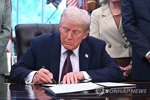 주방위군 투입 지시 각서에 서명하는 트럼프.연합뉴스