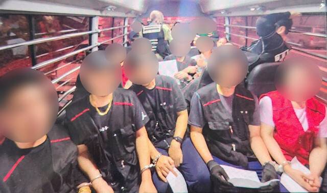 울산 ㄱ업체에서 일하던 이주노동자들이 울산출입국·외국인사무소 단속 과정에서 체포된 뒤 수갑을 찬 모습. 금속노조 제공