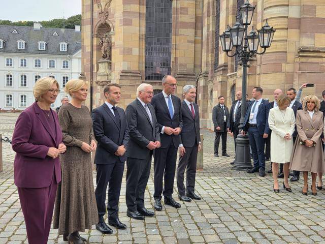 지난 3일 독일 통일 35주년 기념식을 축하하기 위해 자르브뤼켄을 찾은 에마뉘엘 마크롱 프랑스 대통령을 환영하는 독일 주요 인사들. 왼쪽부터 안케 렐링거 연방 상원의장 겸 자를란트 주지사, 율리아 클뢰크너 연방의회의장, 마크롱 대통령, 프랑크 발터 슈타인마이어 독일 대통령, 프리드리히 메르츠 독일 총리, 슈페판 하르바르트 연방헌법재판소장. 맨오른쪽에 브리지트 마크롱 여사도 보인다. 자르브뤼켄=정승임 특파원