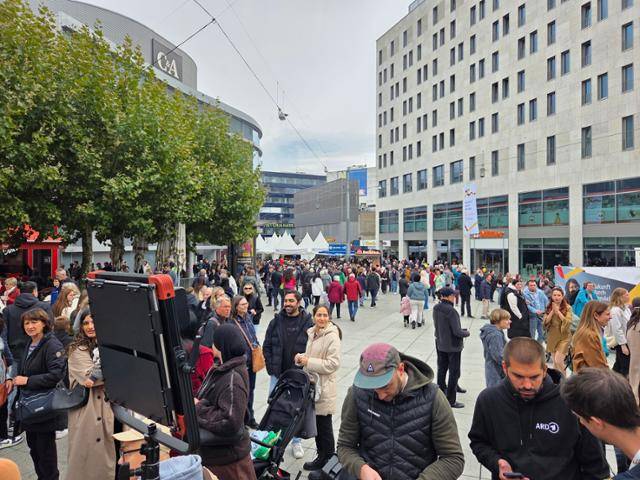 지난 3일 독일 통일 35주년 기념식이 열린 자르브뤼켄에서 시민들이 축제를 즐기고 있다. 자르브뤼켄=정승임 특파원