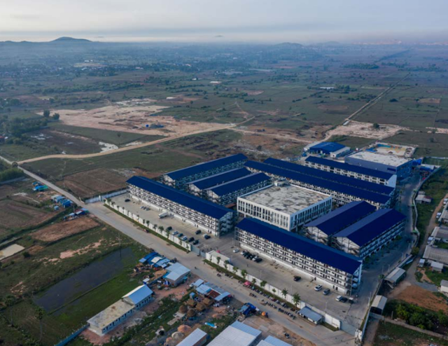 높은 벽과 보안 카메라로 둘러싸인 캄보디아 온라인 사기 작업장 항공샷. 국제 앰네스티 보고서