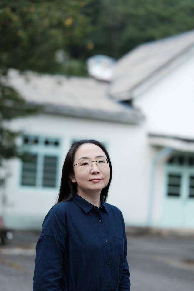 "귀 밑 머리카락 길이 3㎝ 단발령 세대"였던 구병모 작가는 교칙에서 해방된 이후 앞머리 없는 긴 생머리 스타일을 고수하고 있다. 작가 제공