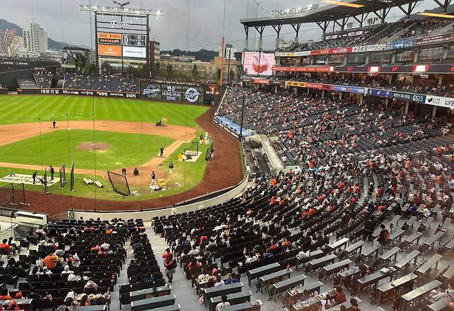 12일 오후 5시 상무와의 평가전을 한 시간 앞둔 대전한화생명볼파크 전경. 이날 정확한 집계가 이뤄지지 않았지만 많은 관중이 운집했다. 대전=이형석 기자&nbsp;
