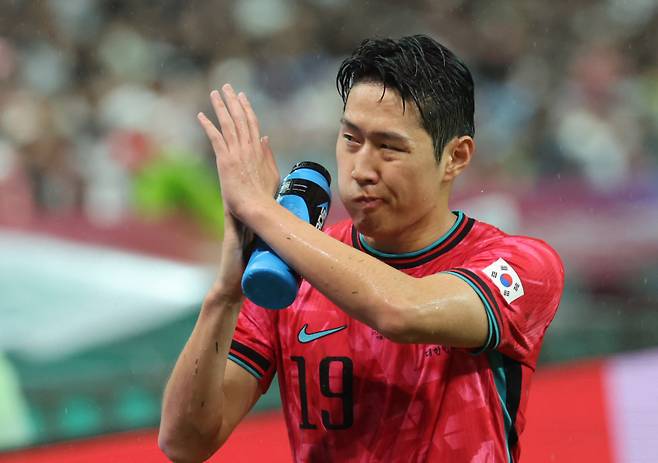 <yonhap photo-5859=""> 교체로 물러나는 이강인 (서울=연합뉴스) 이동해 기자 = 10일 서울 마포구 서울월드컵경기장에서 열린 한국과 브라질 축구 대표팀의 친선경기. 이강인이 교체로 물러나며 손을 흔들고 있다. 2025.10.10 eastsea@yna.co.kr/2025-10-10 21:50:11/ <저작권자 ⓒ 1980-2025 ㈜연합뉴스. 무단 전재 재배포 금지, AI 학습 및 활용 금지></yonhap>