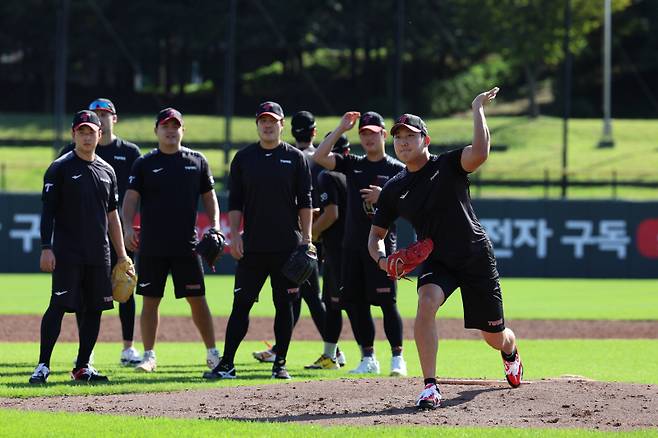 LG 투수들이 이천 챔피언스파크에서 수비 훈련을 하고 있다. 사진=LG 제공