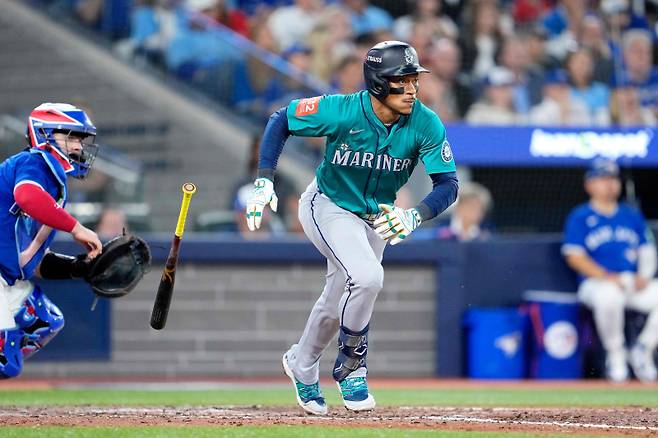 <yonhap photo-4411="">시애틀 호르헤 폴랑코가 소속팀 챔피언십시리즈 1차전 승리를 이끌었. Mark Blinch/Getty Images/AFP (Photo by MARK BLINCH / GETTY IMAGES NORTH AMERICA / Getty Images via AFP)/2025-10-13 11:34:57/ <저작권자 ⓒ 1980-2025 ㈜연합뉴스. 무단 전재 재배포 금지, AI 학습 및 활용 금지></yonhap>