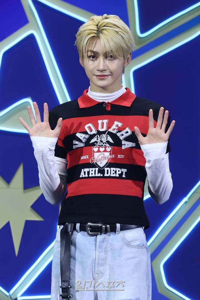 투어스(TWS) 지훈이 13일 오후 서울 광진구 예스24라이브홀에서 열린 미니 4집 'play hard' 미디어 쇼케이스에서 포토타임을 갖고 있다. 투어스는 과열된 상태를 뜻하는 타이틀곡 ‘OVERDRIVE(오버드라이브)’를 통해 사랑에 푹 빠진 청춘의 역동적인 감정을 노래한다. 서병수 기자 qudtn@edaily.co.kr /2025.10.13/