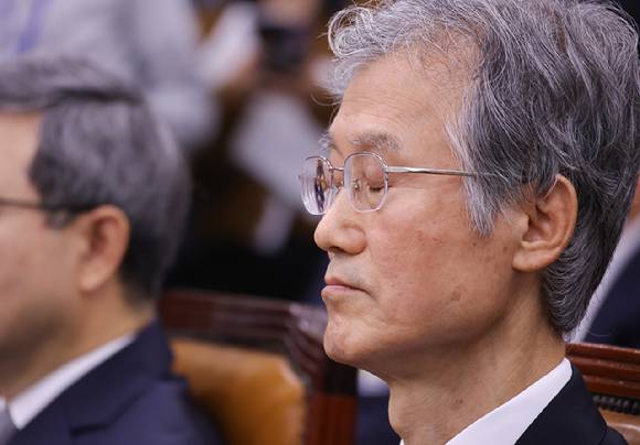 이재명 정부 첫 국정감사가 시작된 13일 서울 여의도 국회에서 열린 법제사법위원회 국정감사에 조희대 대법원장이 출석, 눈을 감고 있다. 2025.10.13 [사진=연합뉴스]