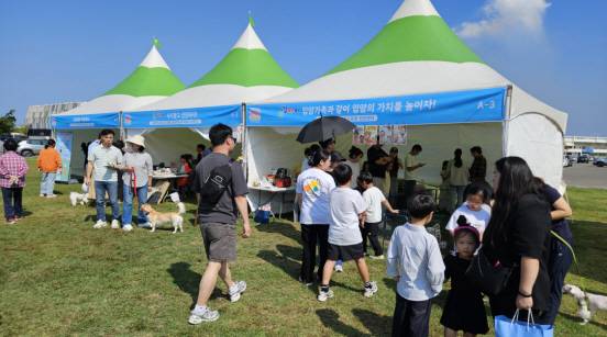 지난 11일과 12일 포항종합운동장 만인당 잔디광장에서 '제9회 포항시 반려동물 문화축제'가 열리고 있다. [사진=포항시청]