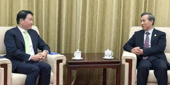 최태원 대한상공회의소 회장(왼쪽)이 지난 10일 중국 베이징에서 런홍빈 중국국제무역촉진위원회(CCPIT) 회장을 만나 대화하고 있다. [사진 대한상의]