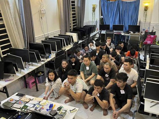 지난 7월 캄보디아 시아누크빌의 한 빌딩에서 수사 당국에 검거된 온라인 사기조직 용의자들이 포승줄에 묶여 범행 현장에 앉아 있다. [AP=연합뉴스]