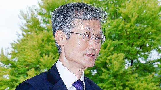 조희대 대법원장이 지난달 25일 오전 서울 서초구 대법원 청사에 도착해 출근하고 있다. 뉴스1