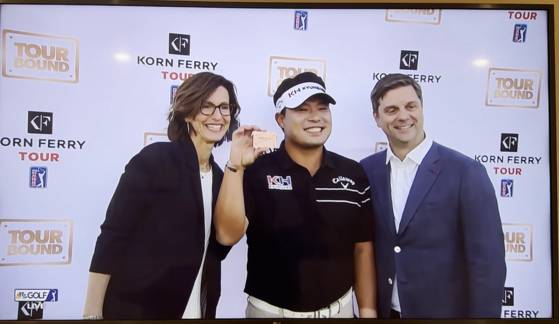 이승택이 내년 PGA 투어 진출권을 받는 행사에서 기념촬영하고 있다. 미국 골프채널 캡처.