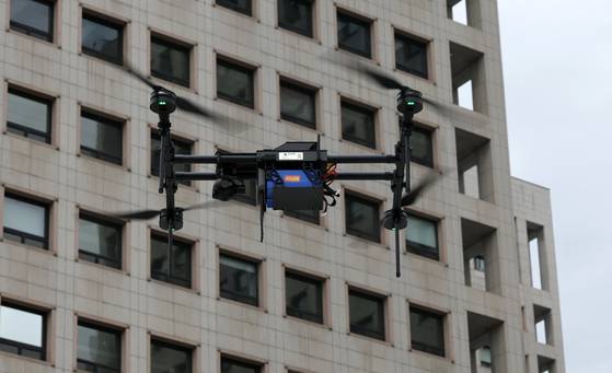 지난 9월 대전시 서구 둔산동 정부대전청사에서 열린 '유관기관 통합방호훈련'에서 허가받지 않은 드론이 청사에 침입한 상황이 연출되고 있다. 연합뉴스