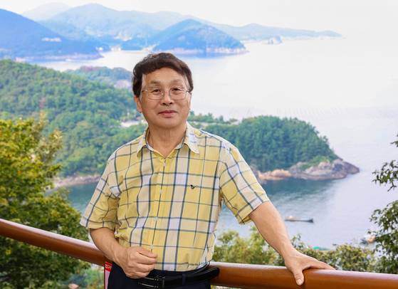 ‘21세기 섬 택리지’를 완성한 이재언 광운대 해양섬정보연구소 연구원이 전남 여수 돌산도를 배경으로 섬의 역사를 설명하고 있다. 장정필 객원기자
