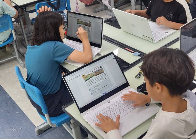 학생들이 수업 도중 자신의 화면에 키보드나 스마트펜을 이용해 필기를 하고 있다