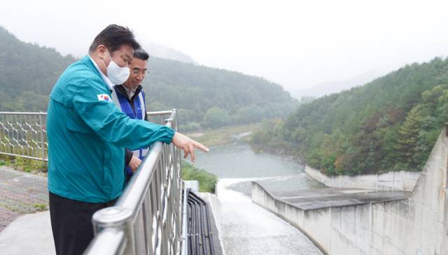 ▲ 태백시 용수의 77.7%와 정선 고한·사북, 삼척 도계지역의 용수공급을 책임지고 있는 광동댐(삼척시 하장면 광동리 위치)의 13일 현재 저수율이 71.8%(943만2400㎥로, 예년(67%) 보다도 4.8%p 높은 수치를 기록하고 있다. 이상호 태백시장 광동댐 현장 방문 모습.