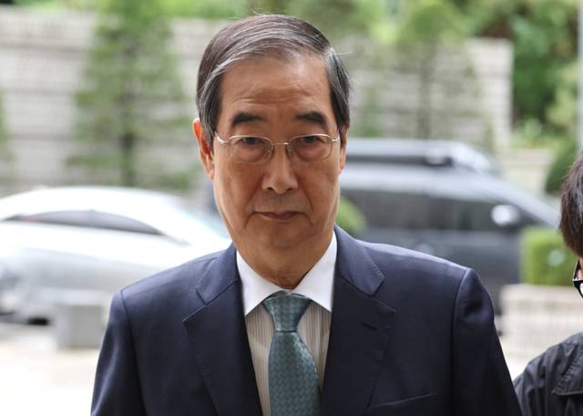 ▲ 내란 우두머리 방조 혐의를 받는 한덕수 전 국무총리가 13일 서울 서초구 서울중앙지법에서 열린 내란 우두머리 방조, 위증, 허위공문서 작성 및 행사 등 혐의 사건 재판에 출석하고 있다. 연합뉴스