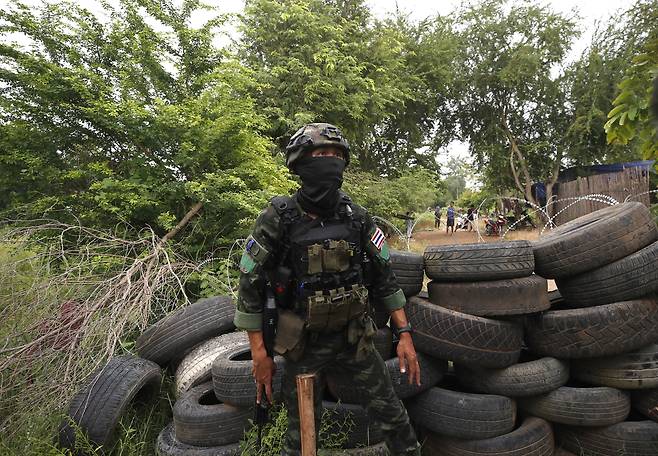 지난 10일(현지시간) 태국군이 사께오주 반농야께우 마을 국경을 침범하는 캄보디아 주민들을 감시하고 있다. EPA연합뉴스