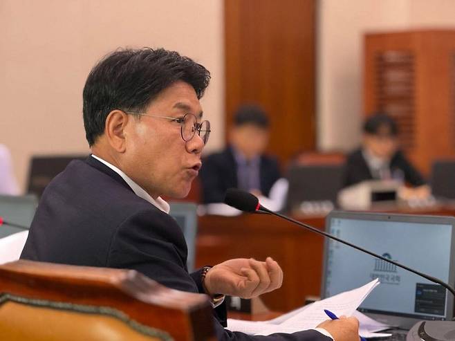 이재관 더불어민주당 의원이 지난달 22일 산업통상자원중소벤처기업위원회 법안소위에서 법안을 심사하고 있다. 이날 산자위는 소상공인 기준을 개편하는 소상공인특별법 개정안을 심사했다. 이 의원실 제공