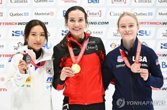 여자 1,500ｍ 결승에서 은메달을 따낸 김길리(맨 왼쪽) / 사진=연합뉴스
