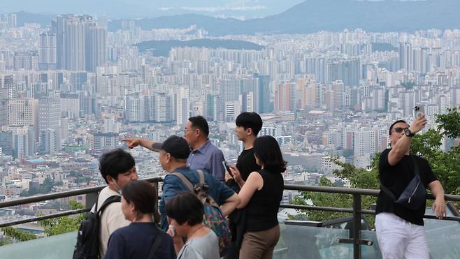 서울 남산에서 바라본 시내 아파트 모습. [사진 출처 = 연합뉴스]