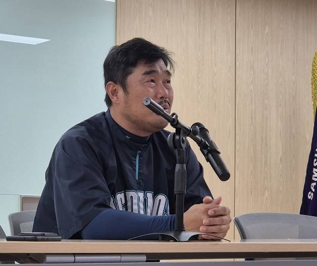 와일드카드 결정전 2차전을 앞두고 눈물을 보이고 있는 이호준 감독. 사진=연합뉴스