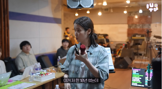 아이유가 무대 장비 ‘인이어’에 얽힌 뒷이야기를 공개하며, 예상 밖의 검소함으로 팬들을 놀라게 했다.사진= 유튜브 채널 ‘이지금(IU Official)’