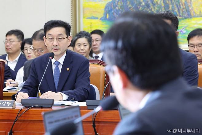 [서울=뉴시스] 김명년 기자 = 윤창렬 국무조정실장이 13일 오전 서울 여의도 국회에서 열린 정무위원회 국정감사에서 박찬대 더불어민주당 의원의 캄보디아 납치-감금 사건 관련 질의에 답하고 있다. 2025.10.13. kmn@newsis.com /사진=김명년