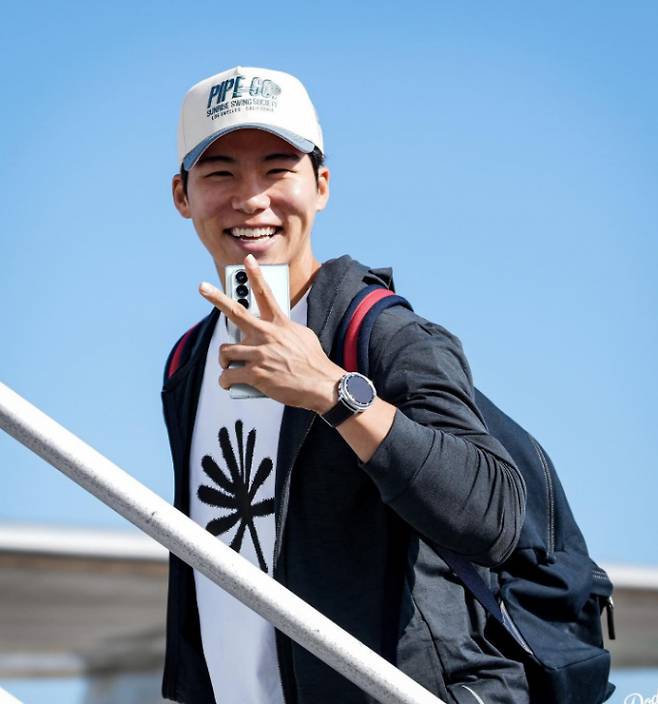 LA다저스 김혜성이 밀워키 브루어스와의 내셔널리그 챔피언십시리즈를 앞두고 진행된 훈련에 참석했다. 사진은 13일(한국시각) 다저스 인스타그램을 통해 공개된 밀워키 원정에 나서는 김혜성의 모습.  /사진=LA다저스 인스타그램 캡처