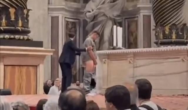 한 남성이 11일 바티칸 성 베드로 성당의 제단에서 한 남성이 바지를 내리고 소변을 보고 있다. 엑스 캡처