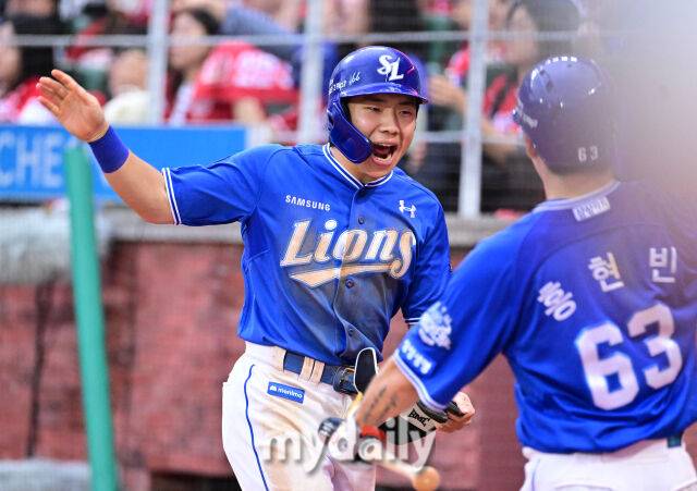 2025년 10월 11일 오후 인천 SSG랜더스필드에서 열린 '2025 신한 SOL Bank KBO 포스트시즌' 삼성 라이온즈와 SSG 랜더스의 준플레이오프 2차전 경기. 삼성 2주 주자 김지찬이 9회초 1사 2루서 강민호의 1타점 동점타 때 홈을 밟고 기뻐하고 있다./마이데일리