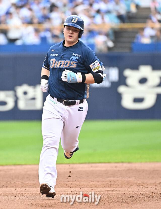 6일 오후 대구광역시 수성구 대구삼성라이온즈파크에서 진행된 '2025 프로야구 KBO리그 포스트시즌' 와일드카드 결정전 1차전 삼성라이온즈와 NC다이노스의 경기.NC 김형준이 5회초 1사에서 솔로홈런을 터뜨린 뒤 베이스를 돌고 있다./마이데일리