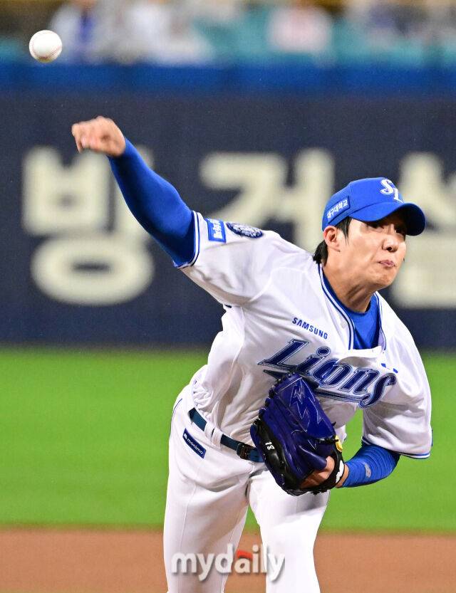 2025년 10월 13일 오후 대구 삼성라이온즈파크에서 열린 '2025 신한 SOL Bank KBO 포스트시즌' SSG 랜더스와 삼성 라이온즈의 준플레이오프 3차전 경기. 삼성 선발투수 원태인이 역투하고 있다./대구=유진형 기자