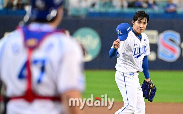 2025년 10월 13일 오후 대구 삼성라이온즈파크에서 열린 '2025 신한 SOL Bank KBO 포스트시즌' SSG 랜더스와 삼성 라이온즈의 준플레이오프 3차전 경기. 삼성 선발투수 원태인이 마운드에 오르고 있다./대구=유진형 기자