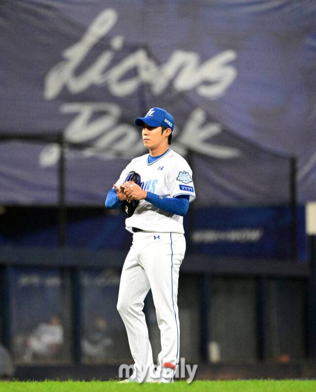 2025년 10월 13일 오후 대구 삼성라이온즈파크에서 열린 '2025 신한 SOL Bank KBO 포스트시즌' SSG 랜더스와 삼성 라이온즈의 준플레이오프 3차전 경기. 삼성 선발투수 원태인이 투구를 준비하고 있다./대구=유진형 기자