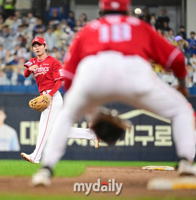 2025년 10월 13일 오후 대구 삼성라이온즈파크에서 열린 '2025 신한 SOL Bank KBO 포스트시즌' SSG 랜더스와 삼성 라이온즈의 준플레이오프 3차전 경기.SSG 2루수 안상현이 3회말 2사 1.3루서 삼성 김성윤의 내야 안타 때 1루 송구 실책을 하고 있다./대구=유진형 기자