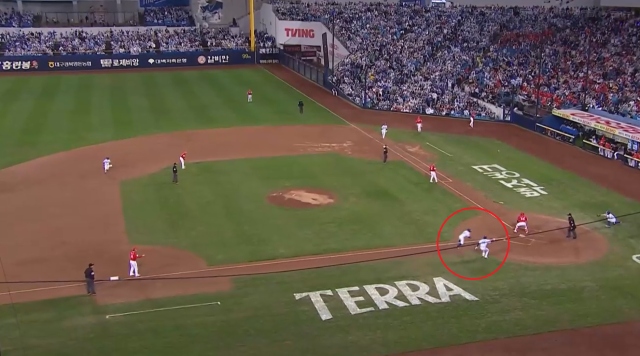 김지찬과 함께 홈까지 뛴 이종욱 코치./티빙 캡처