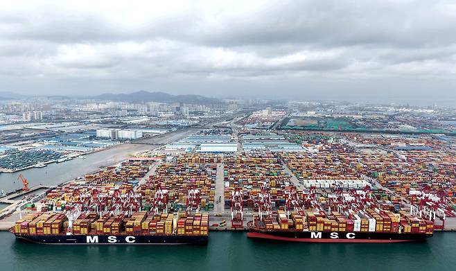 중국 동부 산둥성 칭다오 항구의 컨테이너 터미널에 선박이 정박해 있다. [AFP]