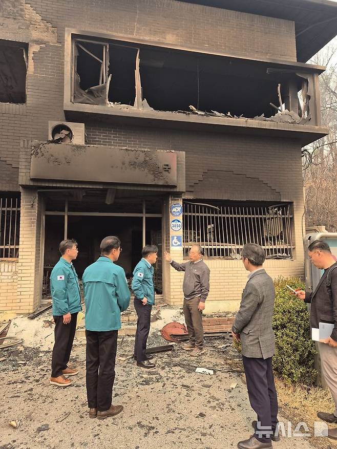 [서울=뉴시스]강도현 과학기술정보통신부 제2차관(왼쪽 3번째)이 26일 오전 화재로 소실된 안동남선우체국을 찾아 우체국 관계자들을 위로하고 피해 현황을 점검하고 있다. (사진=우정사업본부 제공)