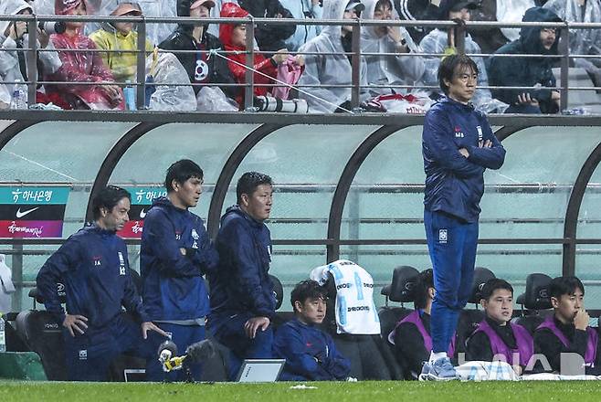 [서울=뉴시스] 황준선 기자 = 10일 서울 마포구 서울월드컵경기장에서 열린 남자 축구 국가대표 10월 A매치 친선전 대한민국과 브라질의 경기, 홍명보 감독이 경기를 지켜보고 있다. 2025.10.10. hwang@newsis.com