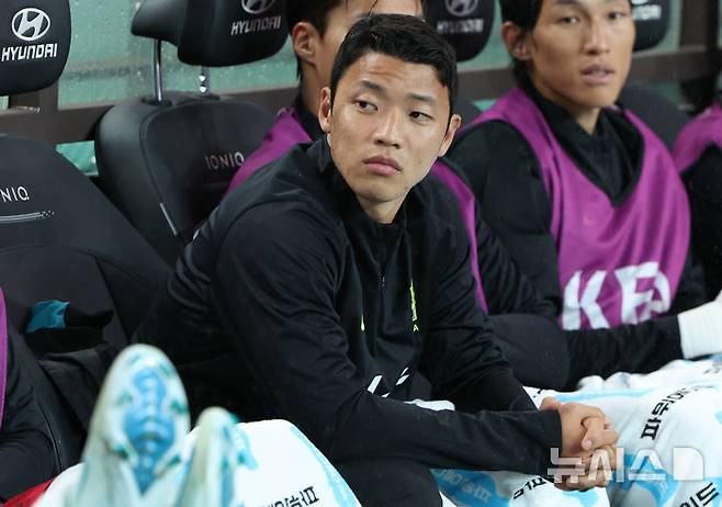 [서울=뉴시스] 황준선 기자 = 10일 서울 마포구 서울월드컵경기장에서 열린 남자 축구 국가대표 10월 A매치 친선전 대한민국과 브라질의 경기, 부상으로 출전 명단에서 제외된 황희찬이 그라운드를 바라보고 있다. 2025.10.10. hwang@newsis.com